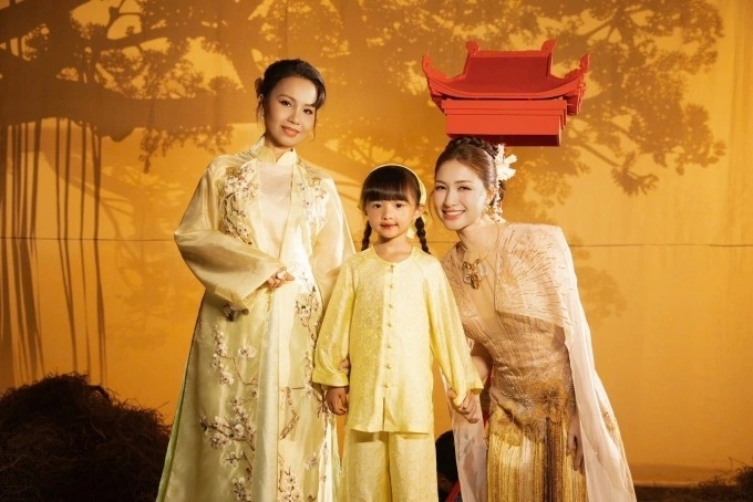 Bé Winnie nhà Đông Nhi - Ông Cao Thắng nhận lời khen, khi mới 6 tuổi đã biết làm việc chuyên nghiệp khi diễn xuất trong MV "Người Việt mình thương nhau" của ca sĩ Cẩm Ly và Hòa Minzy.