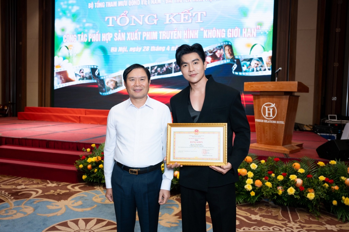 Steven Nguyễn tự hào khoe “chiếc bằng khen thứ hai từ Bộ trưởng Bộ Quốc phòng”. Anh viết: “Biết ơn, biết ơn”.