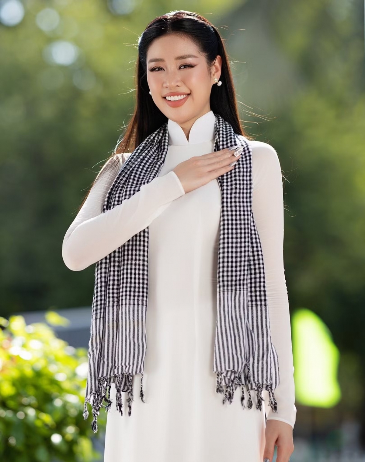 Hoa hậu Khánh Vân chia sẻ niềm hạnh phúc và tự hào khi được sống trong hòa bình, với loạt ảnh chào mừng kỷ niệm Ngày Giải phóng miền Nam.