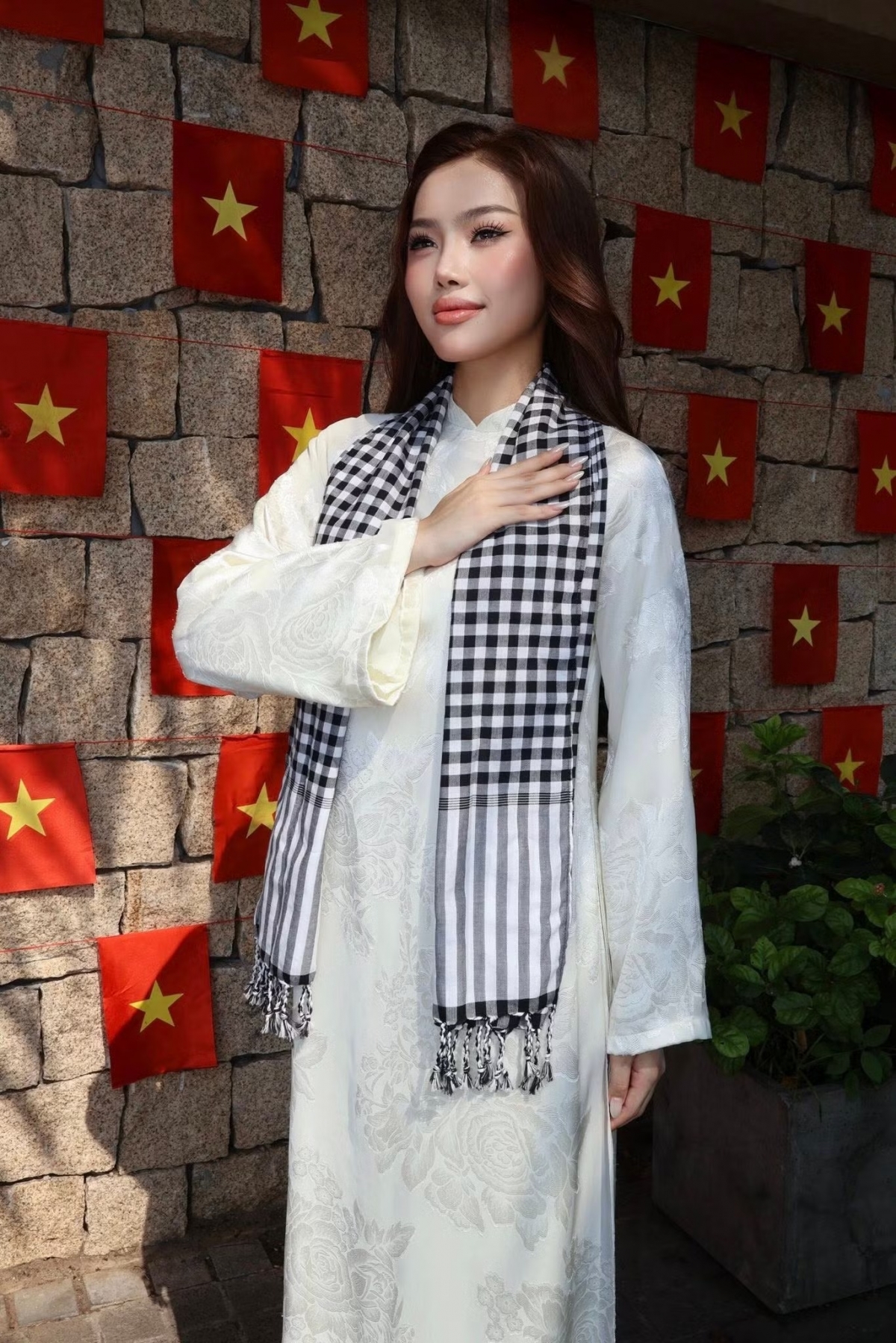 Á hậu Đỗ Cẩm Ly giản dị với áo dài truyền thống và khăn rằn.