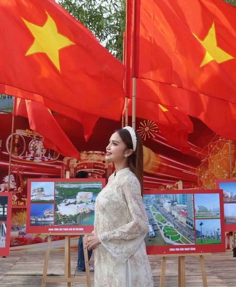 Hoa hậu Ngọc Châu diện áo dài phong cách cổ điển, hòa mình vào sắc cờ đỏ giữa thành phố.