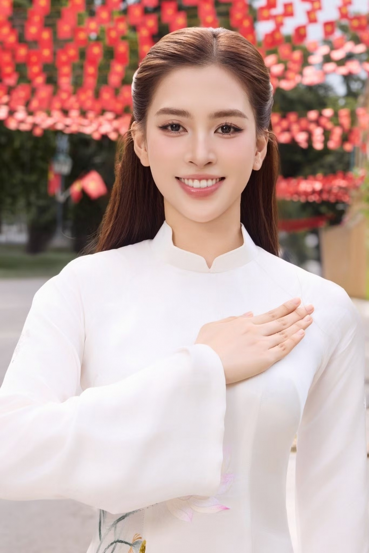 Sao Việt 30/4: Hoa hậu Tiểu Vy khoe vẻ đẹp được khán giả nhận xét là "trong veo" trong bộ ảnh tại Hà Nội, hướng đến dịp kỷ niệm Ngày Giải phóng miền Nam, thống nhất đất nước.