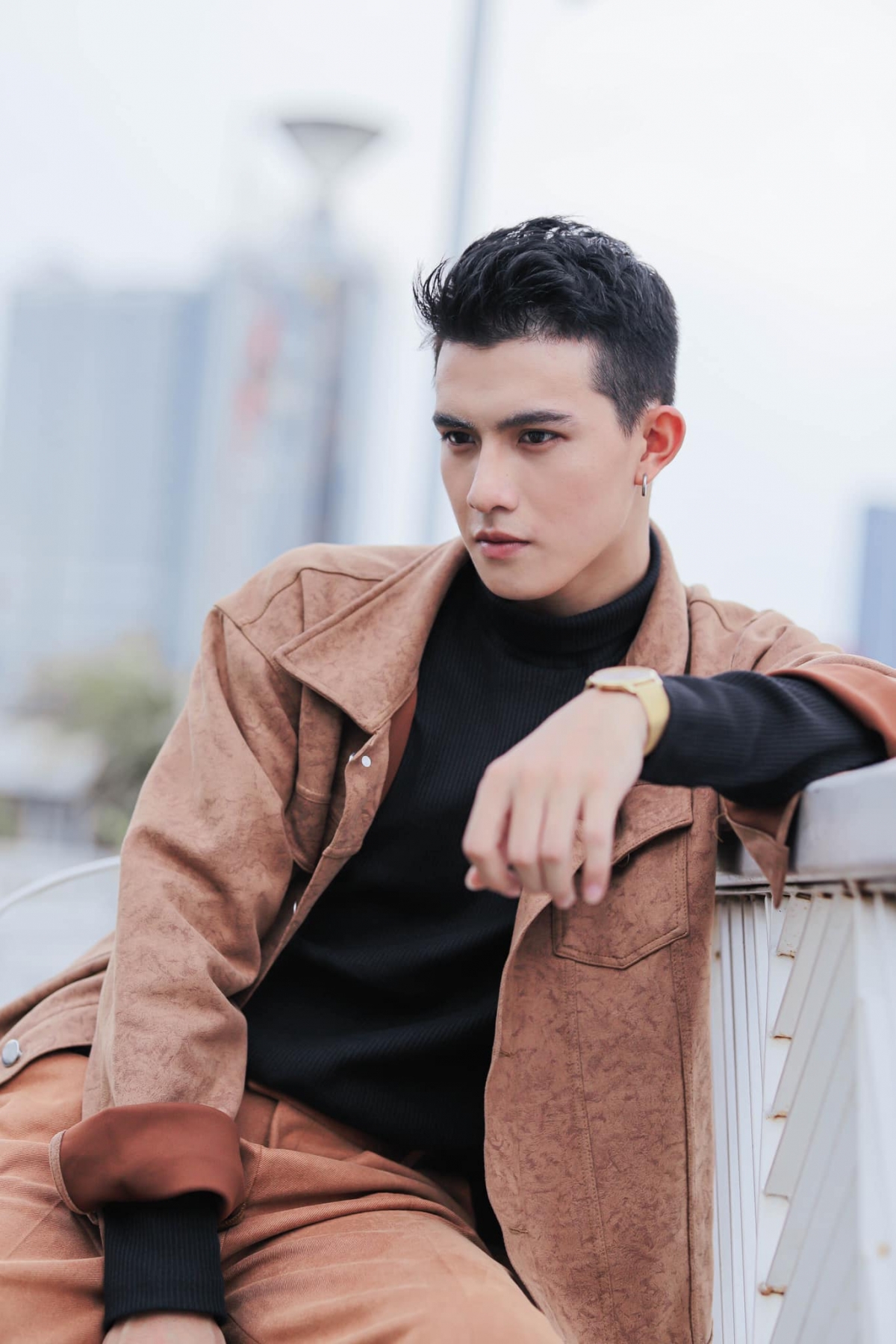 Anh bắt đầu được chú ý khi tham gia phim điện ảnh “Chồng người ta” (2020), sau đó đảm nhận vai chính trong “Người cần quên phải nhớ” – dự án từng được kỳ vọng nhưng không đạt thành công về doanh thu.