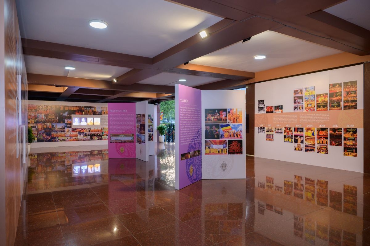 Không gian trưng bày được thiết kế trang trọng, mang đậm dấu ấn Phật giáo