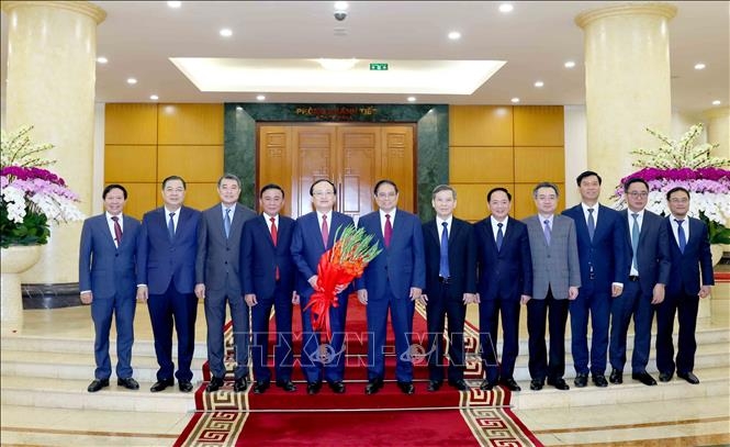 Thường trực Ban Bí thư Trần Cẩm Tú, Thủ tướng Phạm Minh Chính cùng các đồng chí lãnh đạo Đảng, Nhà nước chụp ảnh chung với Ban lãnh đạo Đài Tiếng nói Việt Nam. Ảnh: Phương Hoa/TTXVN