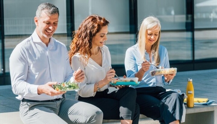 Giờ nghỉ trưa của người lao động tại Pháp được bảo vệ bởi pháp luật. (Ảnh: byFood)