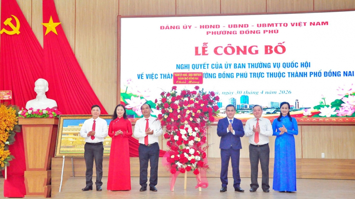 Lễ công bố lên phường ở phường Đồng Phú  (Ảnh: BĐN)