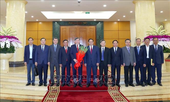 Thường trực Ban Bí thư Trần Cẩm Tú, Thủ tướng Phạm Minh Chính cùng các đồng chí lãnh đạo Đảng, Nhà nước chụp ảnh chung với Ban lãnh đạo Viện Hàn lâm Khoa học xã hội Việt Nam. Ảnh: Phương Hoa/TTXVN