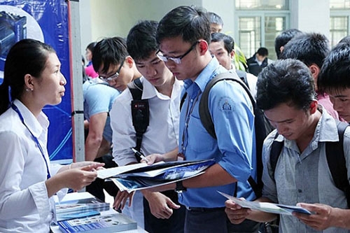 Để sinh viên có vốn sống thực tế ngay khi còn ngồi trên ghế nhà trường, cần tăng số giờ thực tập. Sinh viên phải được đi thực tập ngay từ khoảng học kỳ II. Ảnh: thoibaotaichinhvietnam.vn