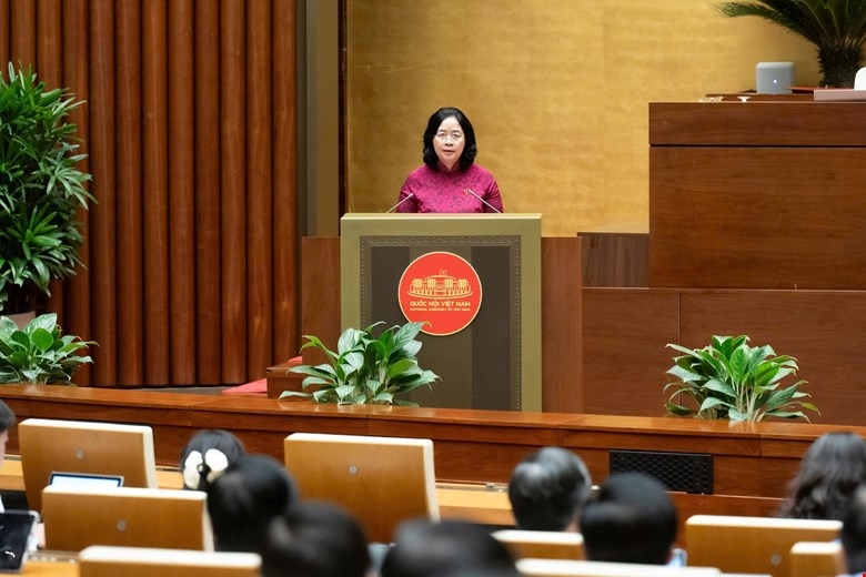 Chủ tịch Ủy ban Trung ương MTTQ Việt Nam Bùi Thị Minh Hoài trình bày báo cáo tại Kỳ họp thứ nhất, Quốc hội khóa XVI. Ảnh: Quốc hội