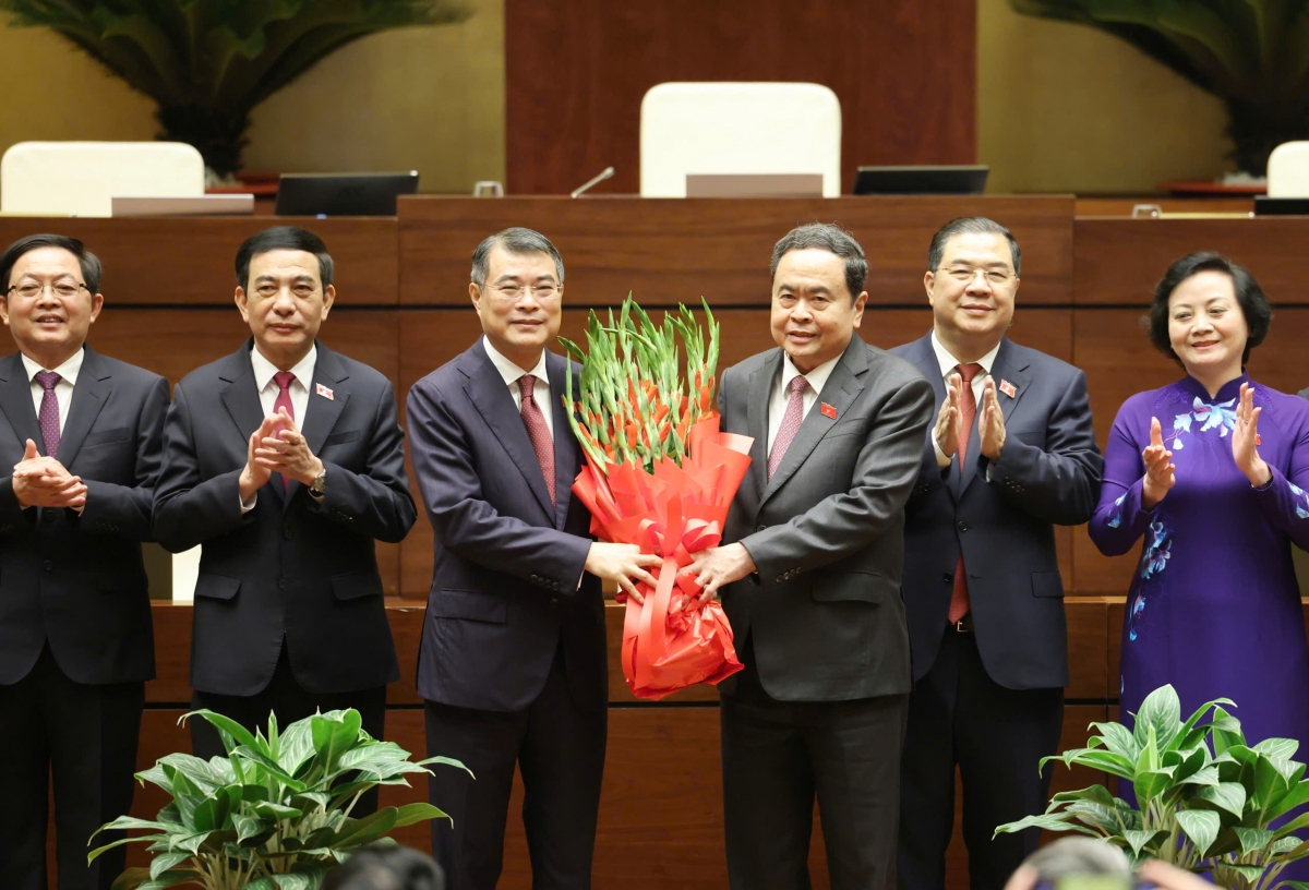 Chủ tịch Quốc hội Trần Thanh Mẫn tặng hoa chúc mừng các thành viên Chính phủ nhiệm kỳ 2026-2031