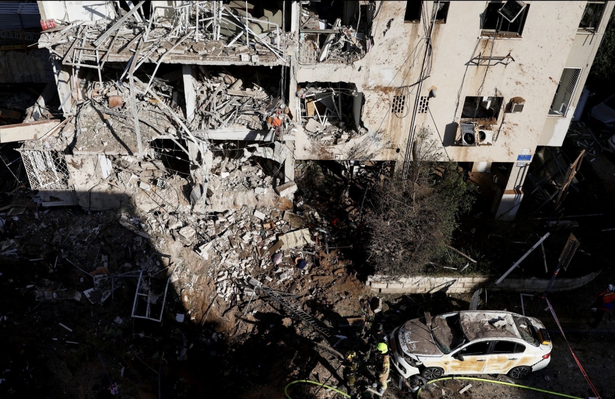 Cảnh tượng sau một cuộc không kích ở Tel Aviv, Israel. Ảnh: Reuters