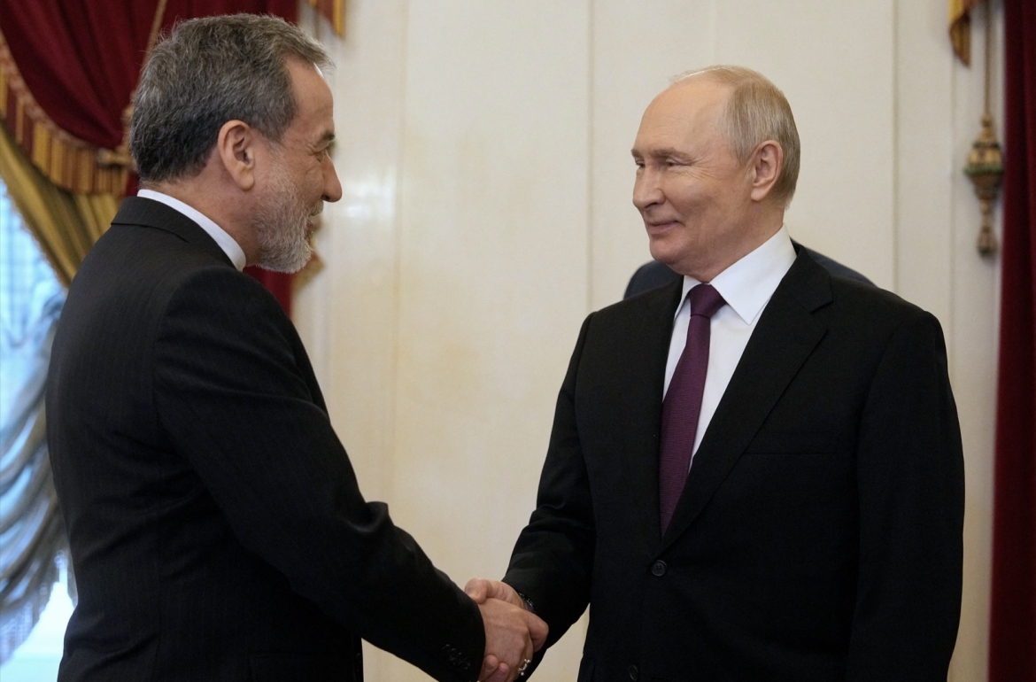 Tổng thống Nga Vladimir Putin gặp Ngoại trưởng Iran Abbas Araghchi tại St. Petersburg. Ảnh: Reuters