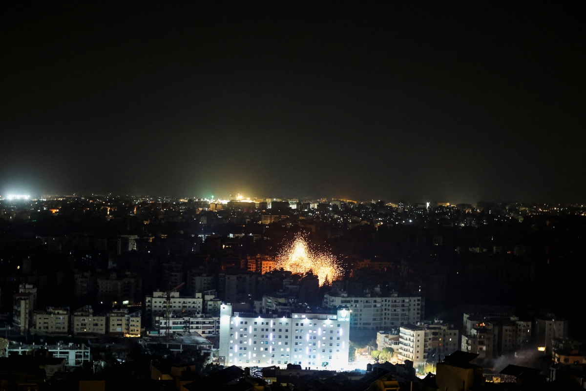 Israel tiếp tục tấn công Iran, Tehran bác tin tàu chiến Mỹ đi qua eo biển Hormuz. (Ảnh: Reuters)