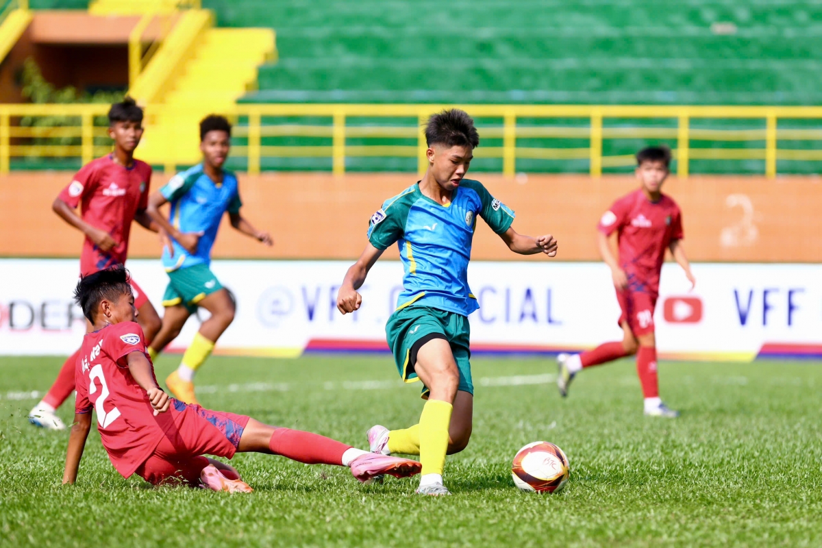 U15 TP.HCM (xanh) và U15 Tây Ninh tạo nên màn rượt đuổi tỷ số ngoạn mục và đầy kịch tính ở VCK giải U15 Quốc gia - Cúp Modern 2026