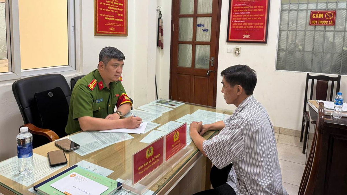 Đối tượng Nguyễn Hồng Tú tại cơ quan công an