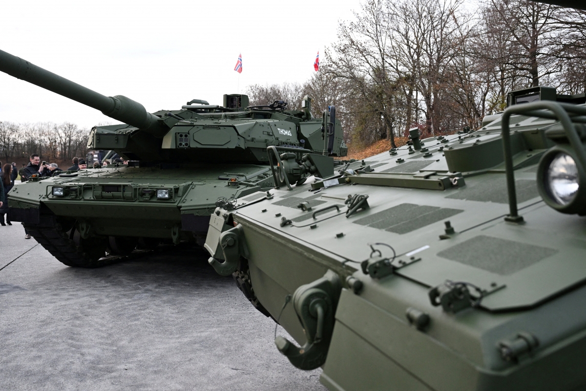 Xe tăng Leopard và pháo tự hành được trưng bày tại KNDS ở Munich, Đức, ngày 19/11/2025. Ảnh: (Reuters)