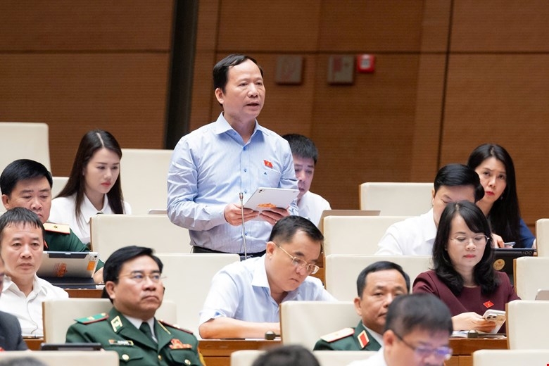 Đại biểu Nguyễn Đặng Ân phát biểu trên hội trường về tình hình kinh tế - xã hội. Ảnh: Quốc hội
