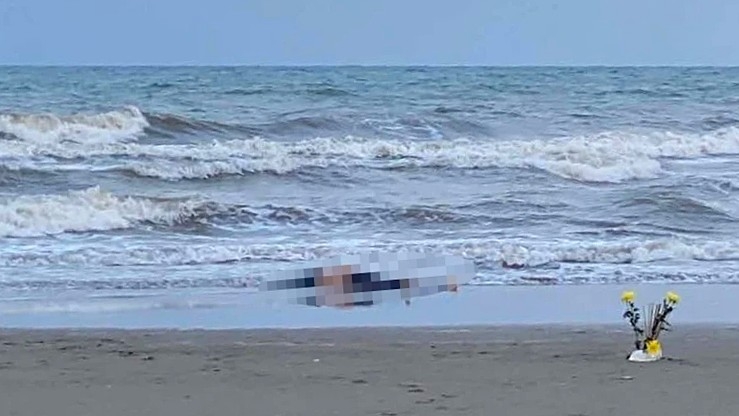 Thi thể nam thanh niên trôi dạt vào bờ biển xã Tiên Điền, Hà Tĩnh.