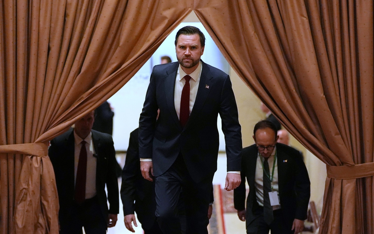 Phó Tổng thống Mỹ Vance có mặt tại Islamabad hôm 11/4 trước khi gặp gỡ phái đoàn Iran cùng ngày. Ảnh: AP.