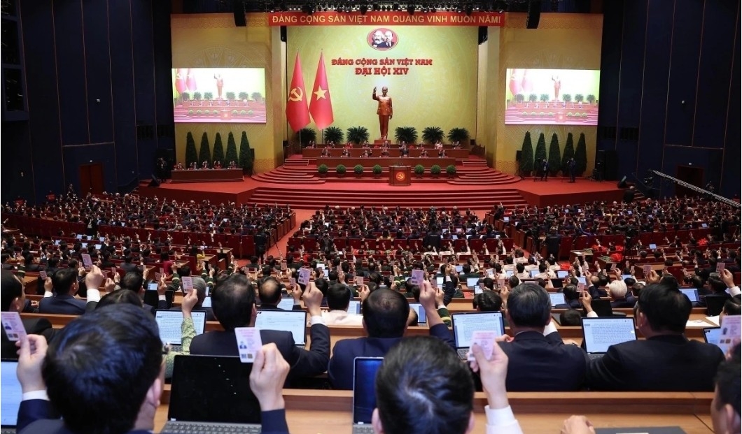 Đại biểu biểu quyết thông qua Nghị quyết Đại hội XIV của Đảng