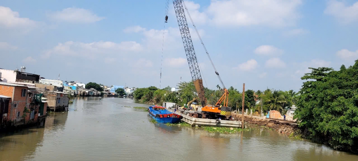 Trên địa bàn tỉnh Đồng Tháp có nhiều dự án chậm tiến độ do nhà thầu gặp khó khăn về vật liệu xây dựng nhất là cát, đá.