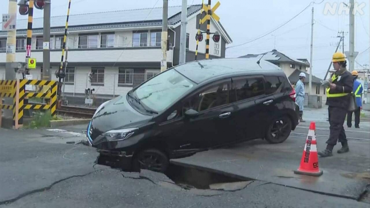 Trận động đất hôm 20/4 tại Sanriku đã làm địa hình nhiều nơi của Nhật Bản biến dạng. Ảnh: NHK