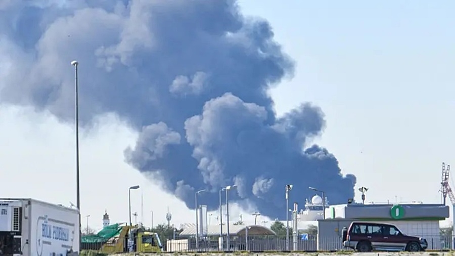 Khói bốc lên từ một nhà máy lọc dầu Kuwait. Ảnh: Tawazon.