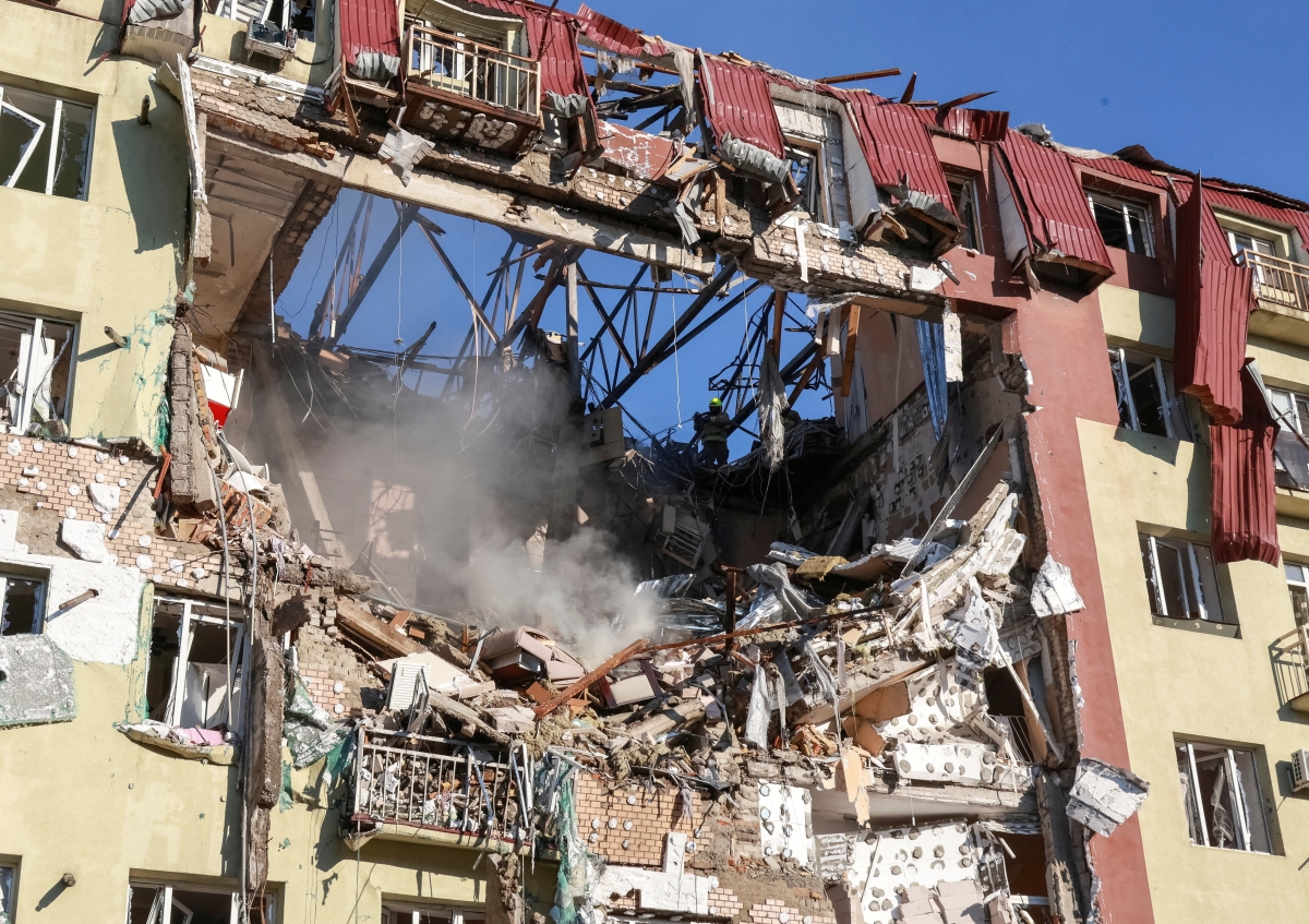 Cảnh tượng một tòa nhà đổ nát sau khi bị trúng UAV tại Odesa, Ukraine. Ảnh: Reuters