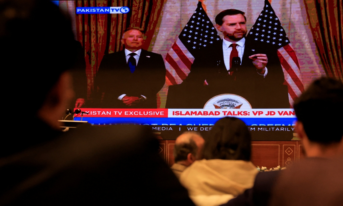 Màn hình hiển thị hình ảnh Phó Tổng thống Mỹ JD Vance - người dẫn đầu phái đoàn Mỹ tham gia các cuộc đàm phán hòa bình với Iran, phát biểu tại một cuộc họp báo ở Islamabad, Pakistan. Ảnh: Reuters