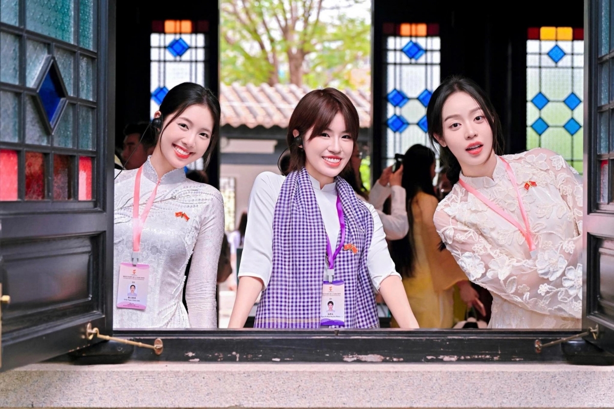 Á hậu Châu Anh - rapper Pháo và hoa hậu Thanh Thủy (từ trái qua) được khen 'mỗi người một vẻ' khi khoe sắc trong chuyến học tập - công tác tại Trung Quốc. Họ nằm trong đoàn đại biểu gần 200 thanh, thiếu niên tiêu biểu của Việt Nam tham gia Hành trình đỏ nghiên cứu, học tập năm 2026 diễn ra từ ngày 11-18/4.