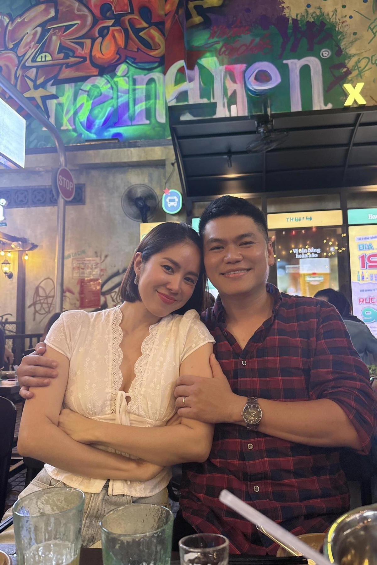 Lê Phương khoe ảnh đi ăn tối với ông xã, kỷ niệm 10 năm quen nhau. Nữ diễn viên tiết lộ thời gian đầu, cô gọi nửa kia là 'em' vì chồng kém cô 7 tuổi.