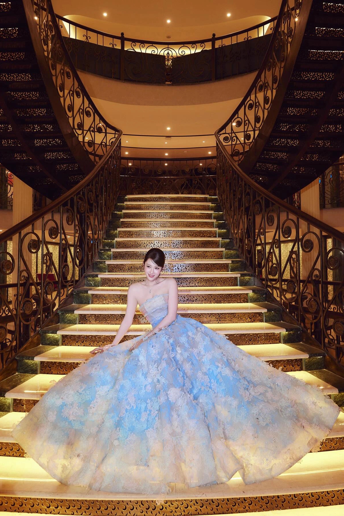 Thúy Ngân diện đầm bồng bềnh như công chúa trong tiệc mừng sinh nhật tuổi 35.