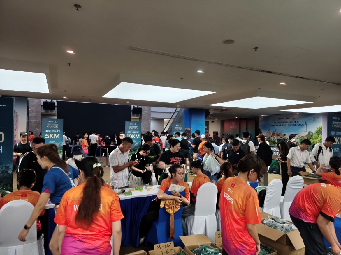VPBH Vinhomes tại Vincom Mega Mall Thảo Điền đông nghẹt runner từ sáng sớm