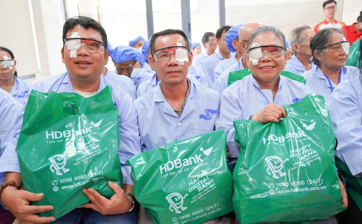 Trong sáng 25/3, 200 bệnh nhân có hoàn cảnh khó khăn ở TP. HCM và các tỉnh lân cận đã có mặt tại Bệnh viện Mắt Tây Nam từ sáng sớm để thực hiện phẫu thuật mắt miễn phí