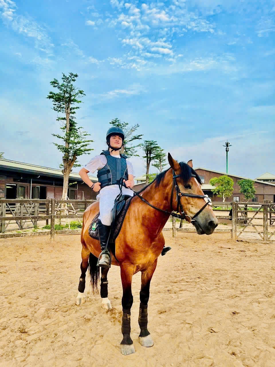 Các con chị Phượng học cưỡi ngựa tại Vinpearl Horse Academy