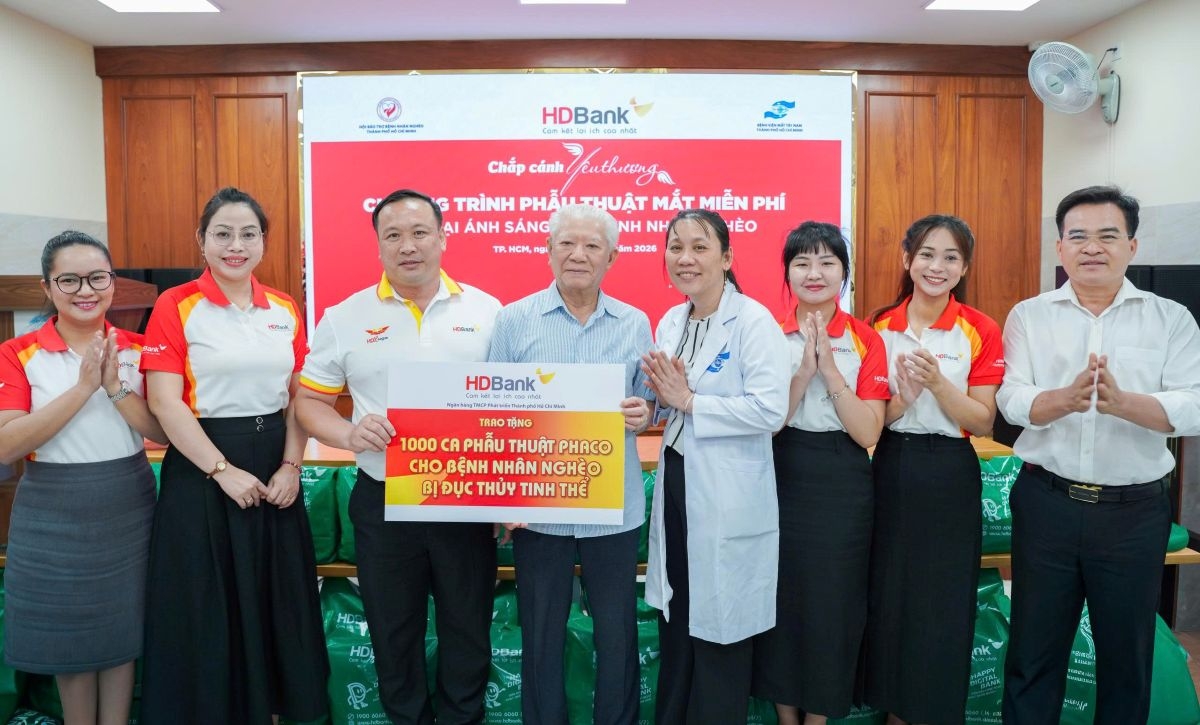 Ngày 25/3, HDBank tiếp tục trao kinh phí thực hiện 1.000 ca phẫu thuật mắt Phaco cho Hội Bảo trợ Bệnh nhân nghèo TP.HCM năm 2026. Tiến sĩ Trần Thành Long (áo xanh) - Chủ tịch Hội Bảo trợ Bệnh nhân nghèo TP.HCM đại diện Hội nhận kinh phí từ đại diện HDBank