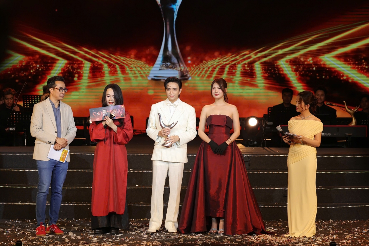 Trong phiên đấu giá chiếc cúp Cống hiến phiên bản đặc biệt kỷ niệm 20 năm, fan của nam ca sĩ đã chốt mức giá lên tới 1 tỷ đồng