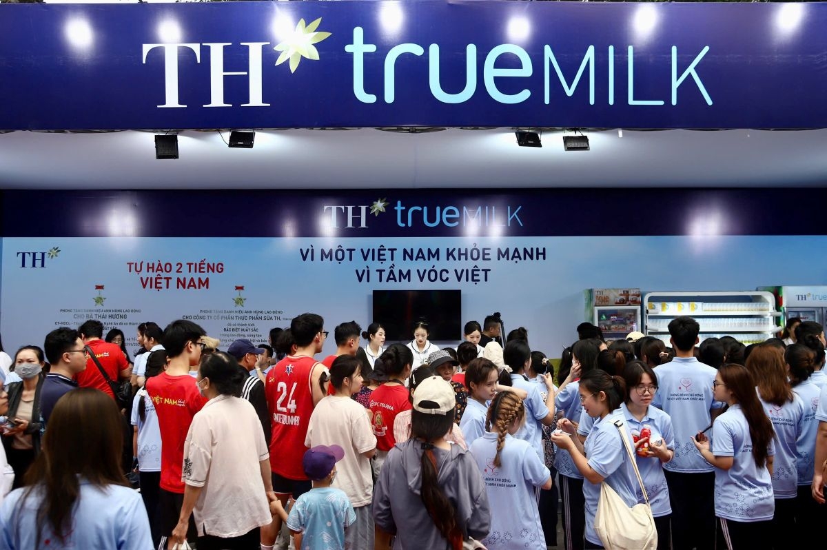 Gian hàng của Tập đoàn TH thu hút đông đảo người dân tham quan và trải nghiệm sản phẩm