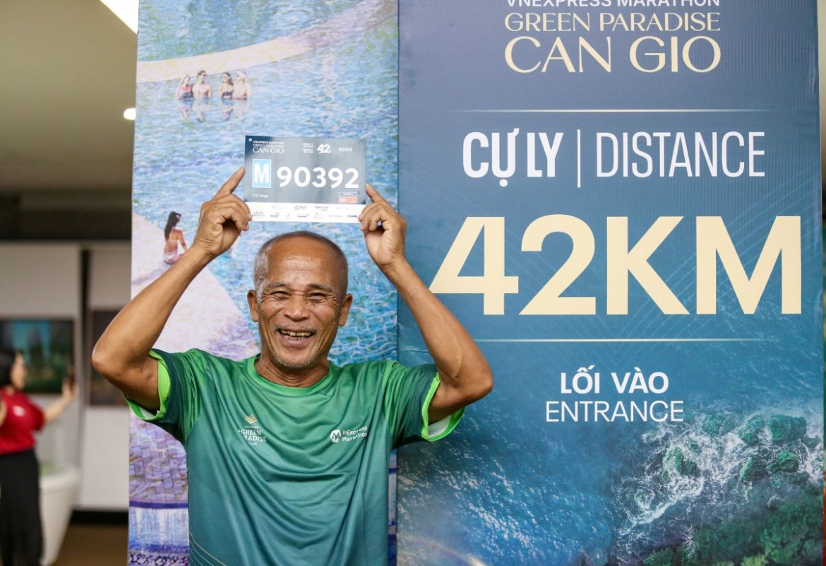 Runner 75 tuổi Trần Đình Thìn tham gia giải chạy để nâng cao sức khỏe và cổ vũ cho con cháu duy trì lối sống lành mạnh