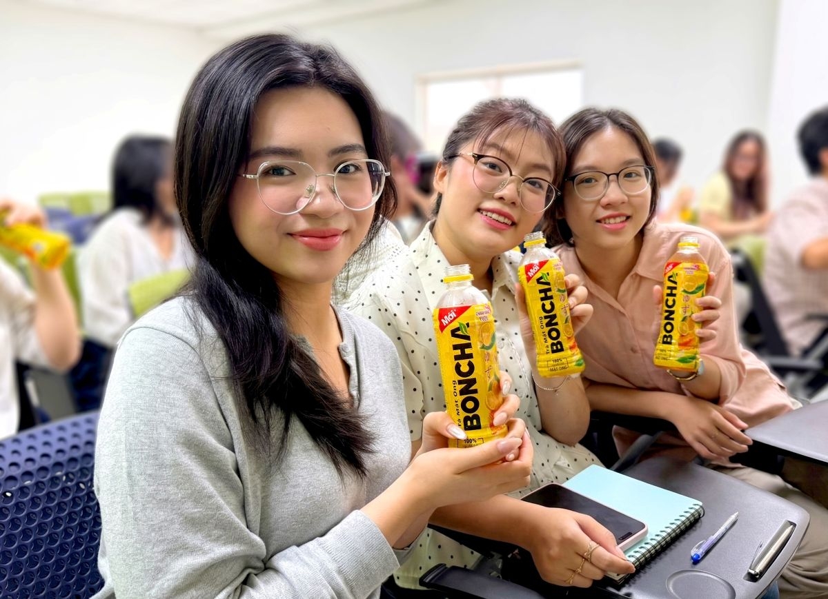 Sinh viên trải nghiệm Trà Mật Ong BONCHA Chanh Nhật Yuzu trực tiếp tại nơi sản xuất