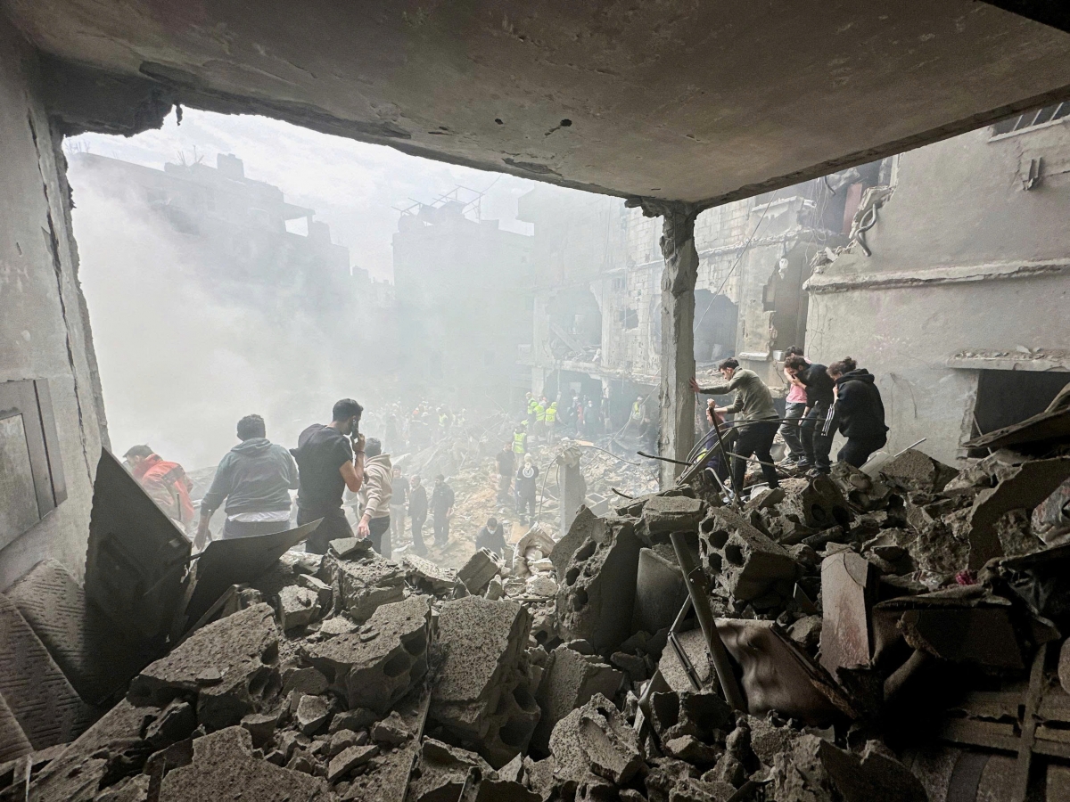 Lực lượng cứu hộ làm việc tại hiện trường vụ tấn công của Israel ở khu vực Jnah, Beirut. Ảnh Reuters