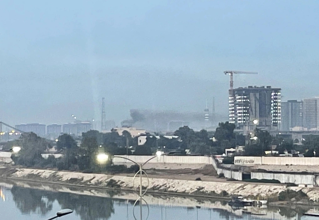 Khói bốc lên bên trong đại sứ quán Mỹ ở Baghdad, Iraq, ngày 14/3. Ảnh: AFP