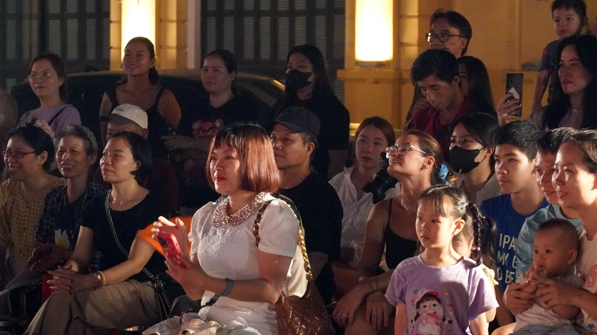 Chương trình thu hút đông đảo người dân và du khách tới thưởng thức.