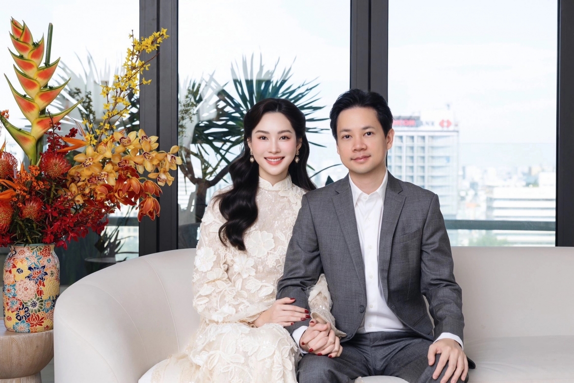 Đặng Thu Thảo cùng chồng - doanh nhân Tín Nguyễn - sống trong căn penthouse hơn 300 m2 tại một chung cư cao cấp ở phường Bến Nghé. Căn hộ nằm trên tầng 22, có sân vườn riêng và tầm nhìn hướng về trung tâm thành phố. Không gian được đánh giá có vị trí đắc địa, thoáng đãng giữa khu vực trung tâm.