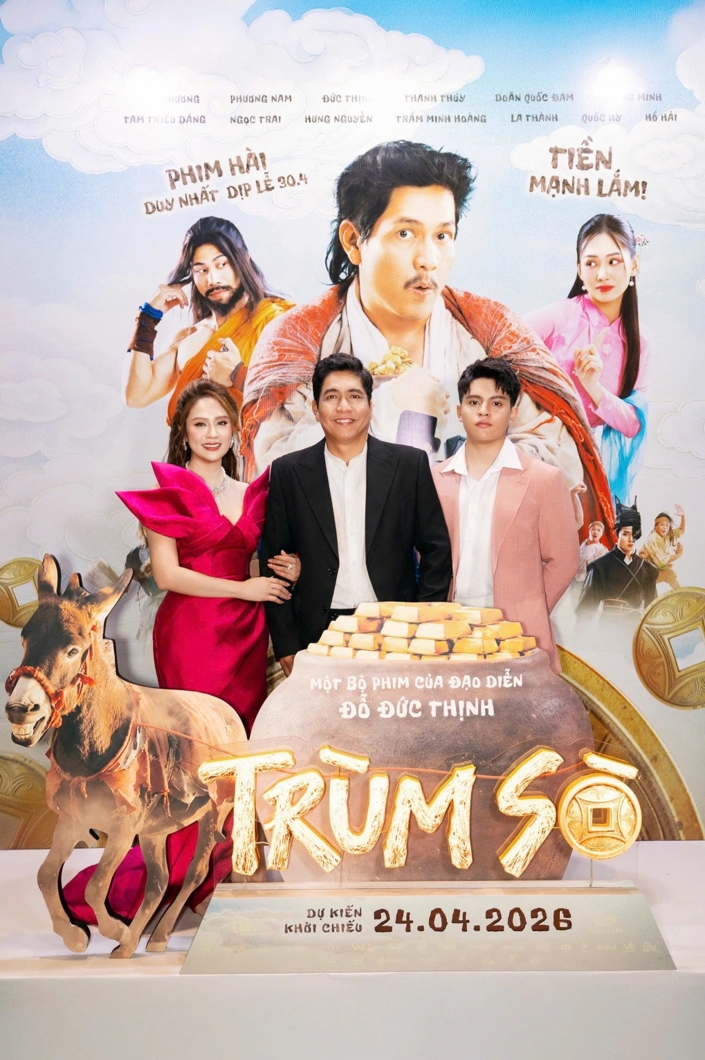 Thiên Phúc - con trai 17 tuổi của diễn viên Thanh Thúy và đạo diễn Đức Thịnh - lần đầu tham gia diễn xuất, đảm nhận vai chiến binh Mông Cổ trong phim 'Trùm Sò'.