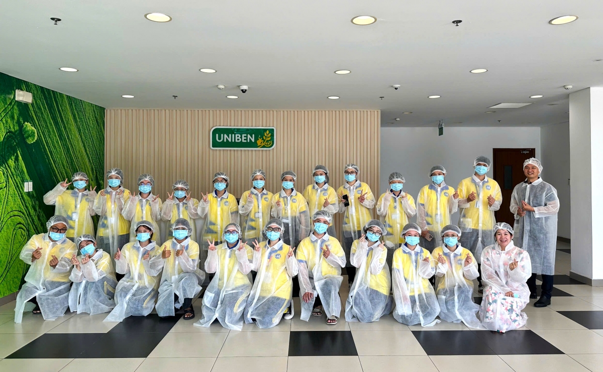 Sinh viên được trang bị đồ bảo hộ trước khi vào tham quan