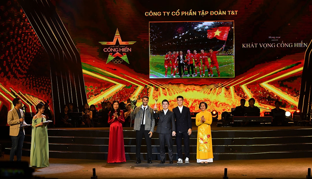 Phó Chủ tịch T&amp;T Group Đỗ Vinh Quang cùng hai cầu thủ Đỗ Duy Mạnh, Đỗ Hoàng Hên nhận giải Khát vọng cống hiến tối 15/4.
