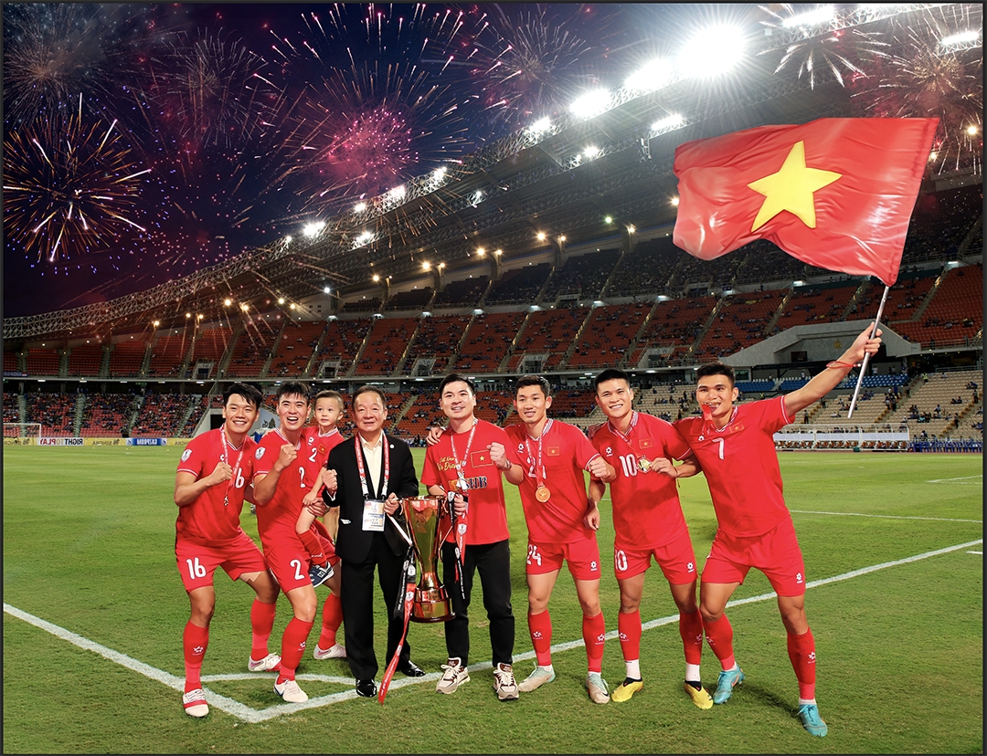 "Bầu" Hiển ăn mừng chức vô địch ASEAN Cup 2024 cùng các cầu thủ Hà Nội FC góp mặt trong đội hình ĐT Việt Nam