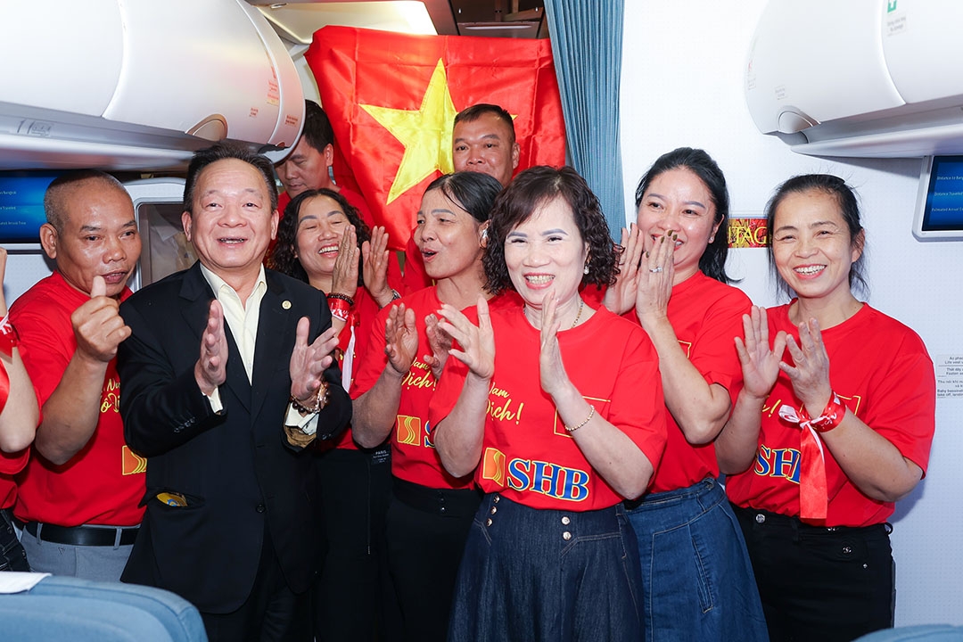 "Bầu" Hiển tài trợ toàn bộ chi phí cho gia đình, người thân các cầu thủ ĐT Việt Nam và hơn 600 CĐV Việt Nam sang Thái Lan cổ vũ trận lượt về chung kết ASEAN Cup 2024